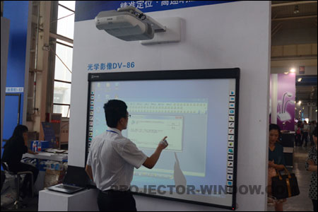 印天科技攜多款交互式電子白板亮相第63屆中國教育裝備展示會